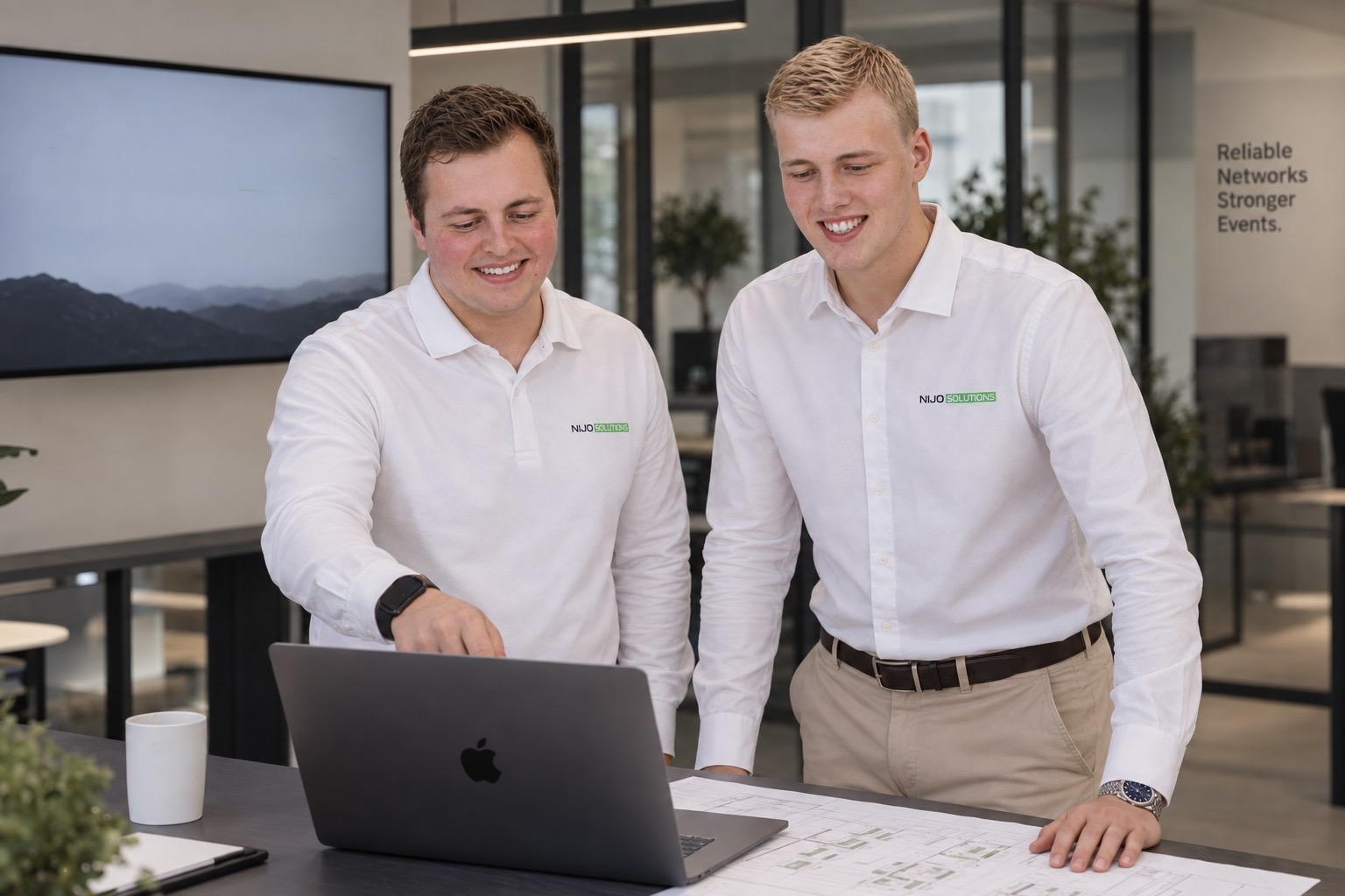 Nick Schwienheer und Jonah Greß bei der gemeinsamen Event-Planung
